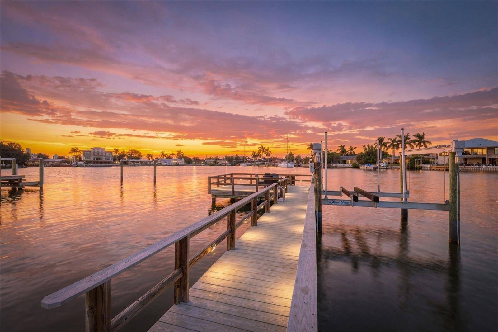 2440 S SHORE DR SE, St Petersburg, FL 33705