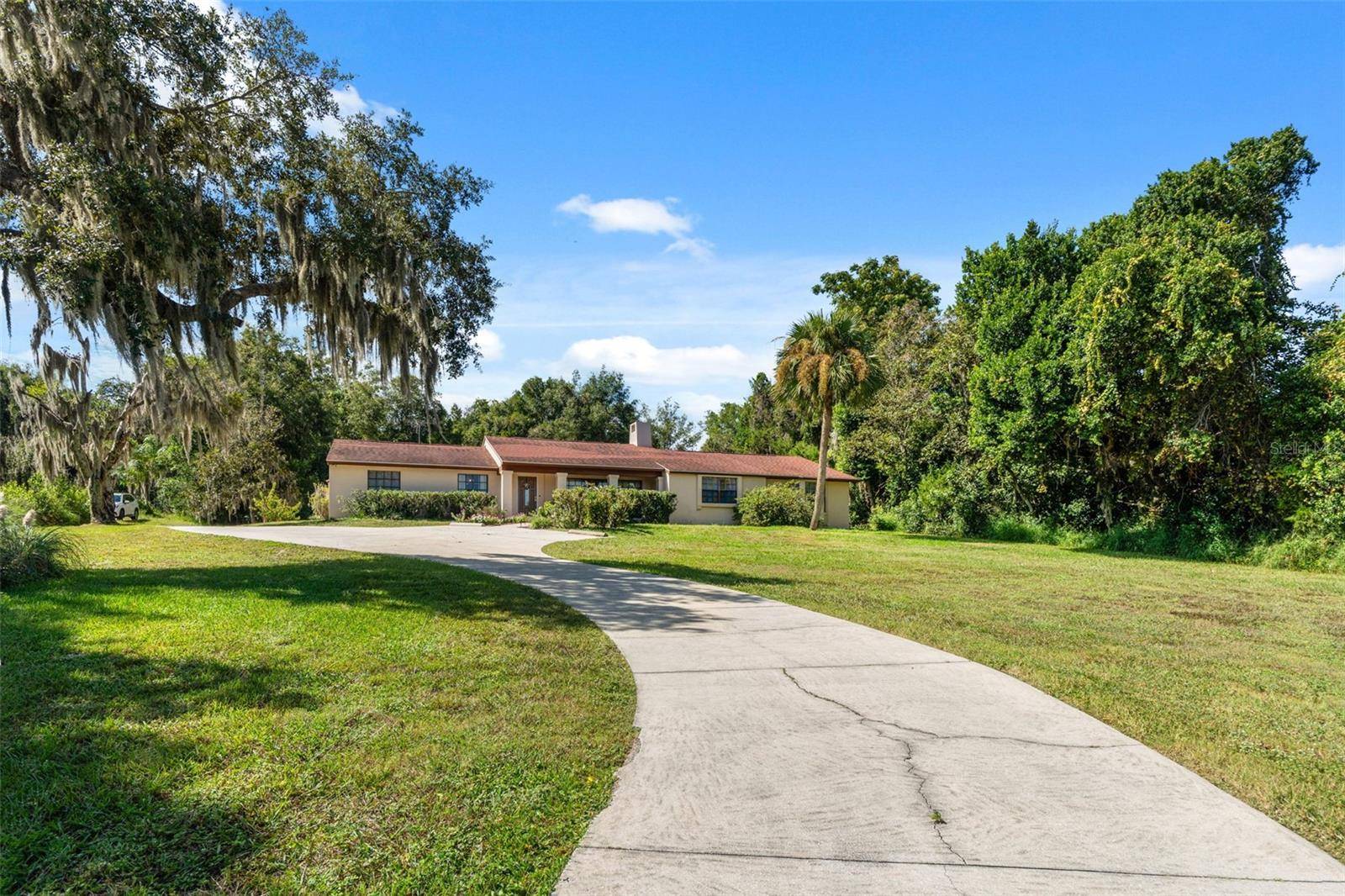 8943 SILVER LAKE DR, Leesburg, FL 34788