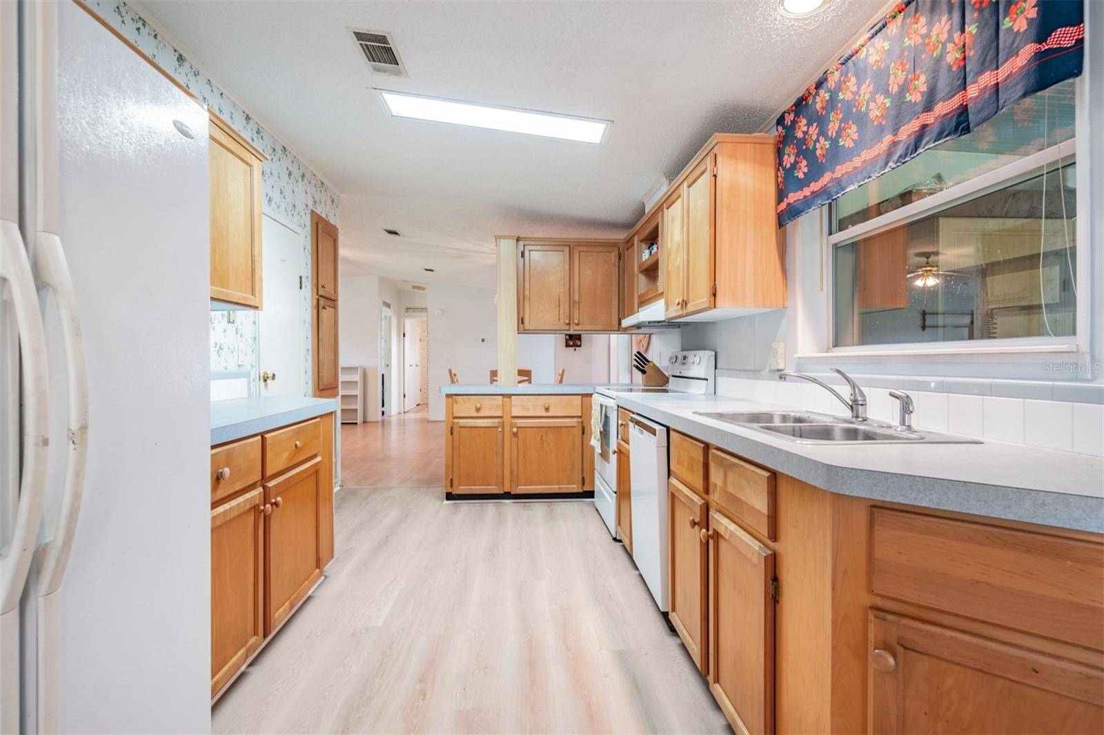 37700 NEUKOM AVE, Zephyrhills, FL 33541