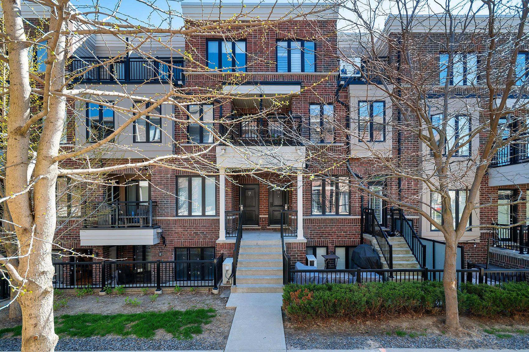 10 Carnation AVE #19, Toronto W06, ON M8V 0B8