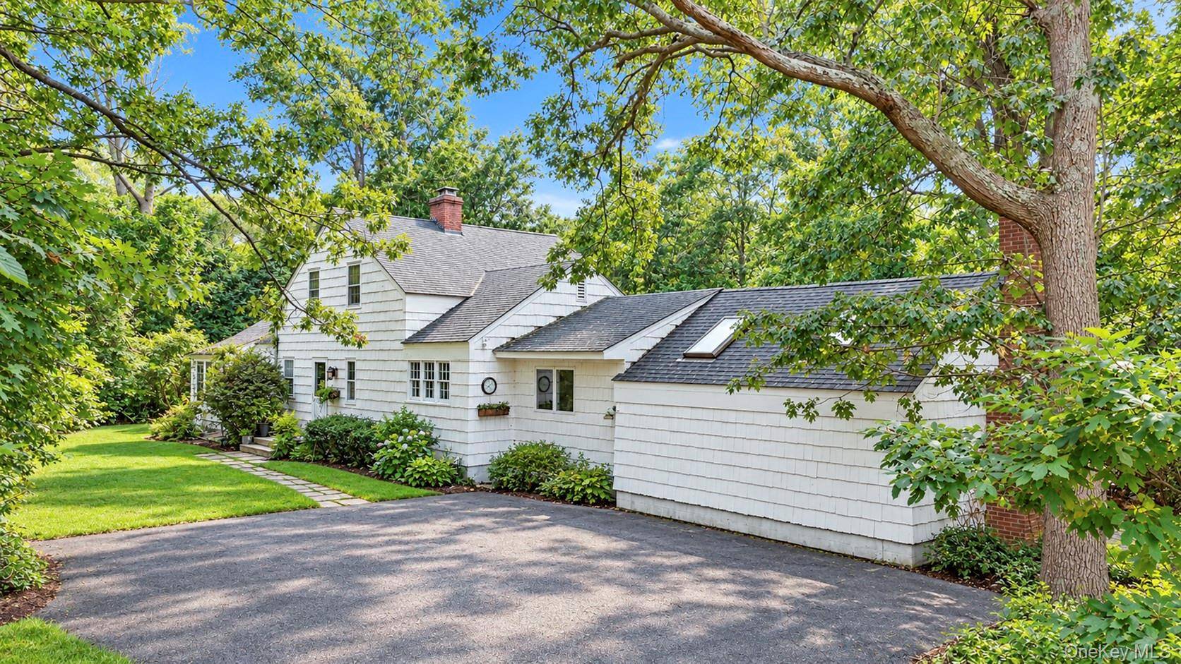 2 Glenwater LN, East Setauket, NY 11733