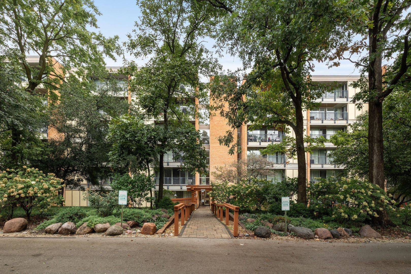 6010 Oakwood DR #2G, Lisle, IL 60532