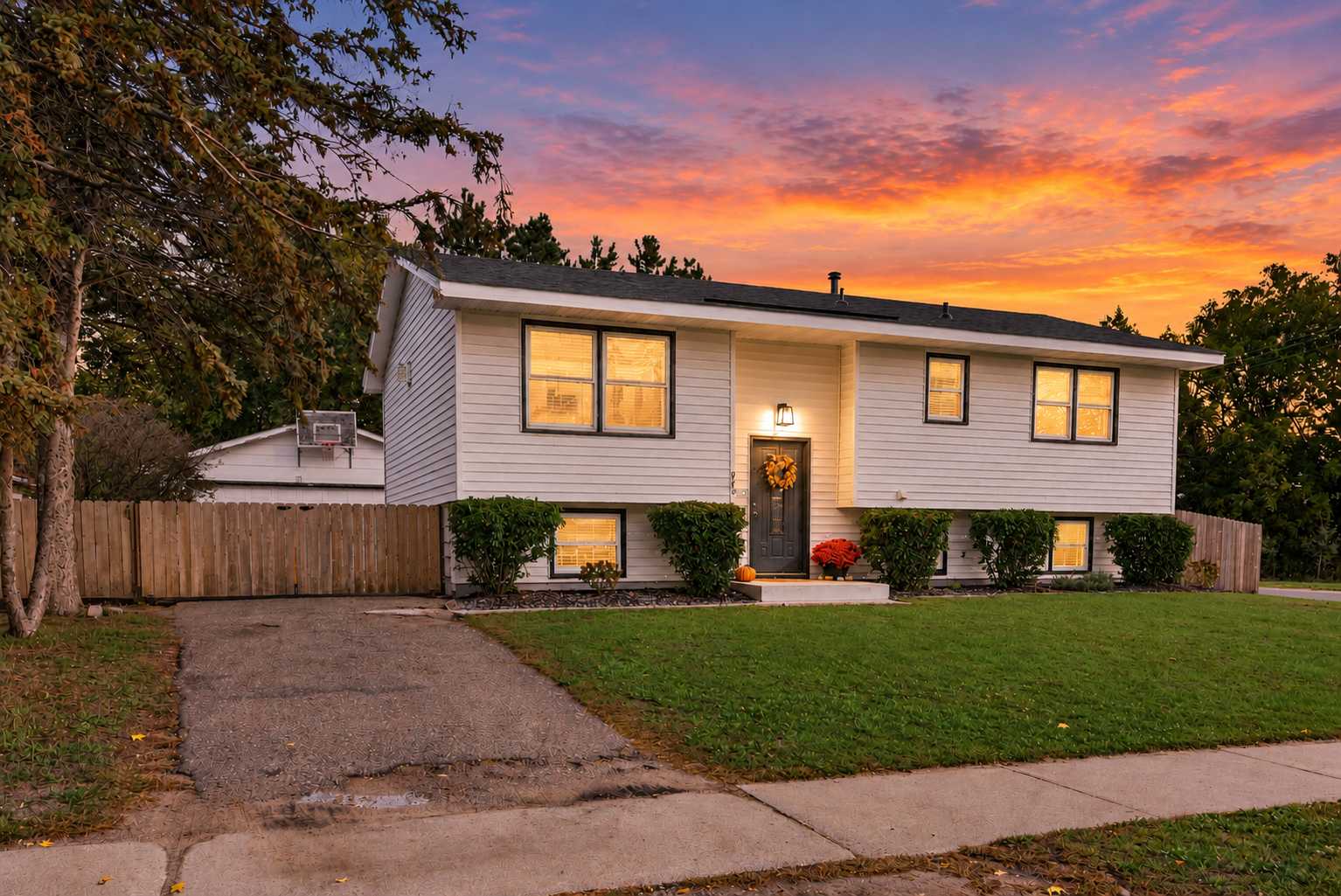 943 Blackoaks LN, Anoka, MN 55303