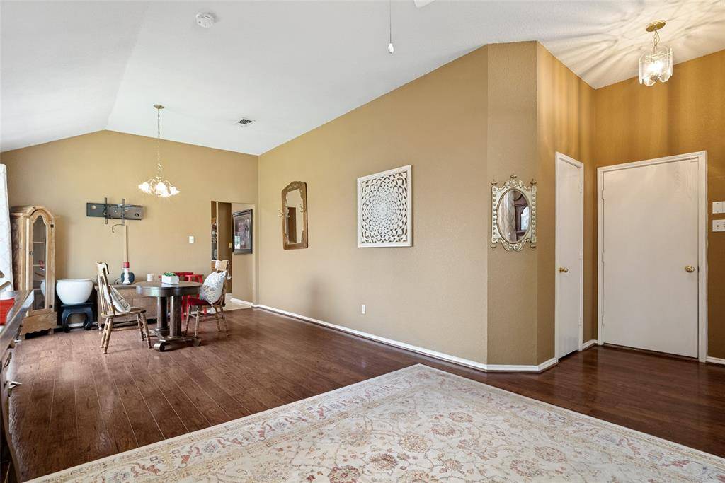1005 Darren Drive, Burleson, TX 76028