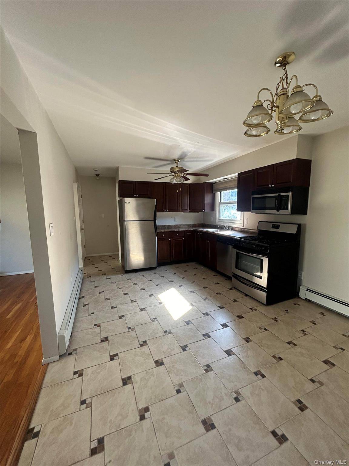 14 Edgewood RD, Port Washington, NY 11050