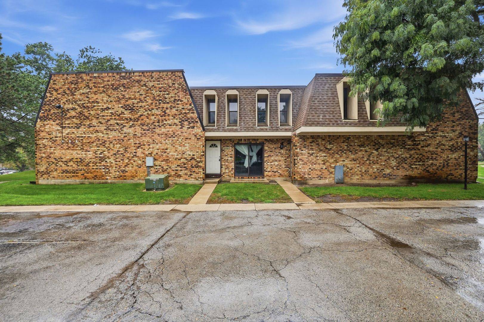 2064 Country Club DR, Woodridge, IL 60517