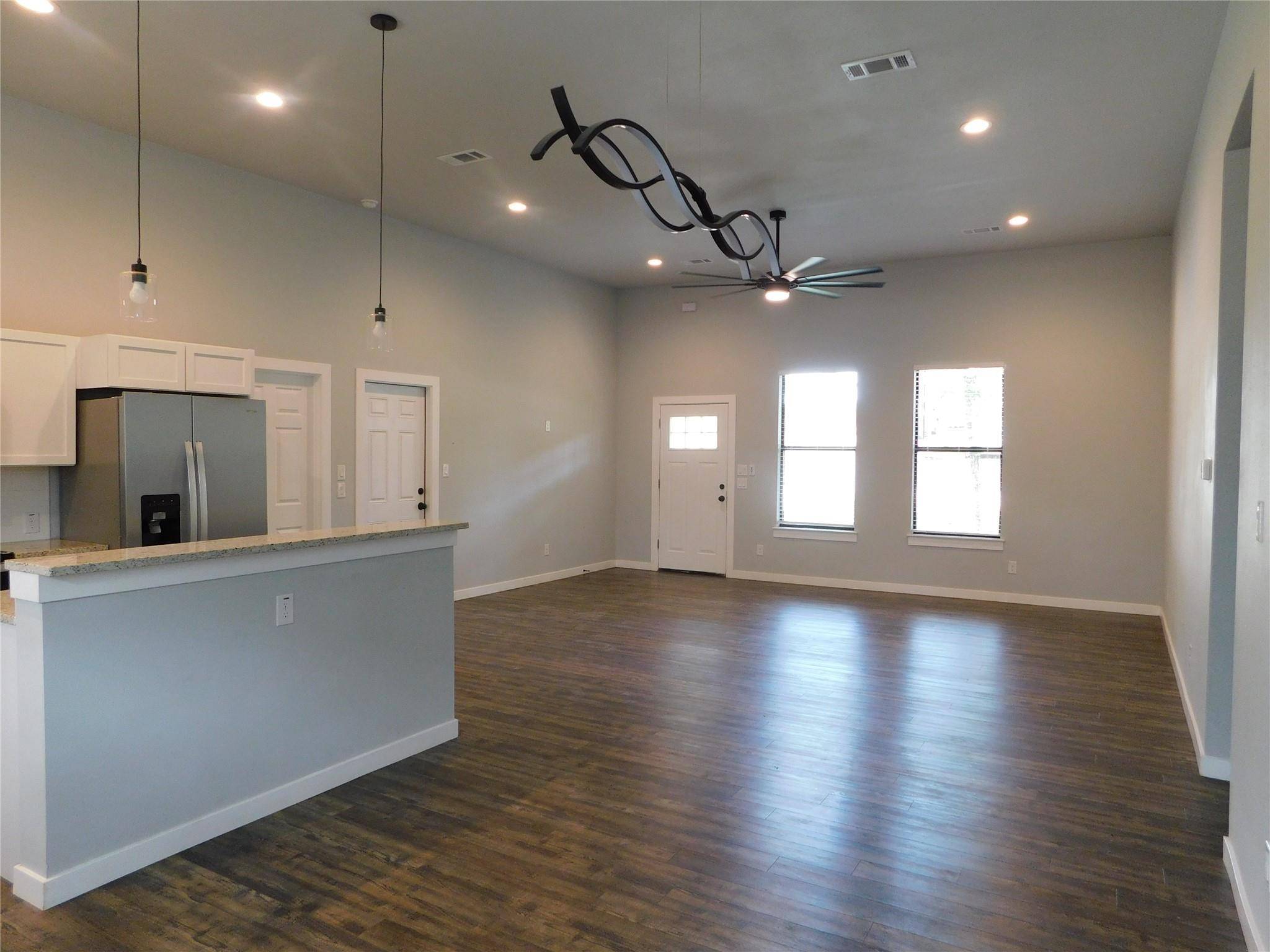 207 Laurel LN, Spicewood, TX 78669