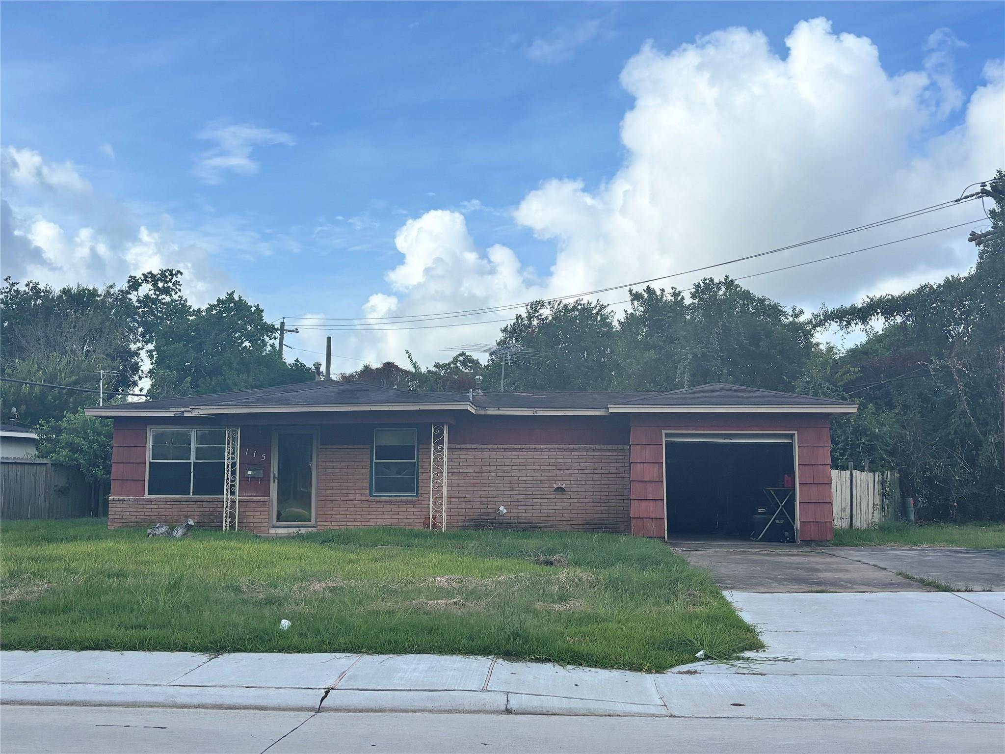 115 Forest Oaks LN, Lake Jackson, TX 77566