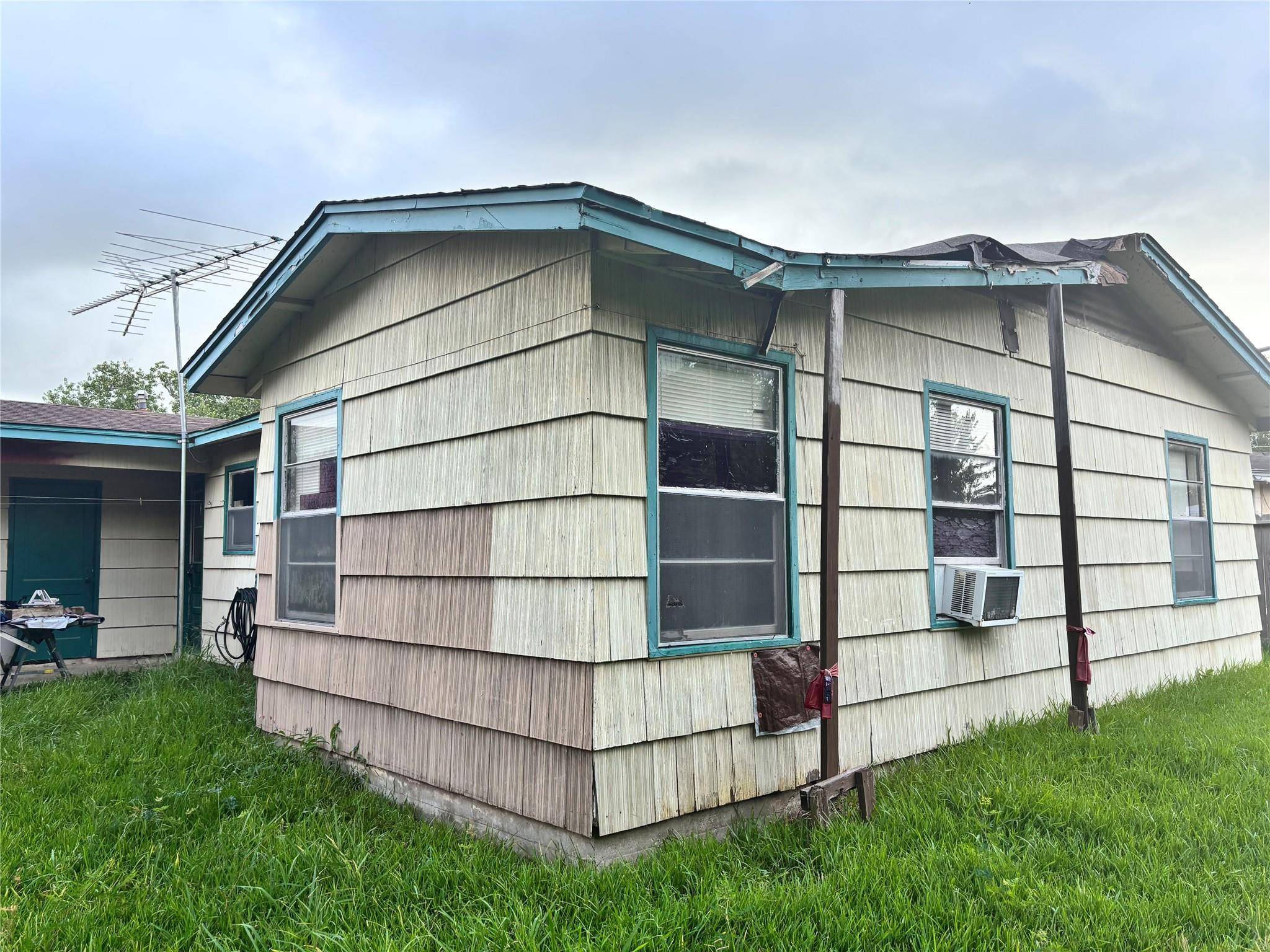 115 Forest Oaks LN, Lake Jackson, TX 77566