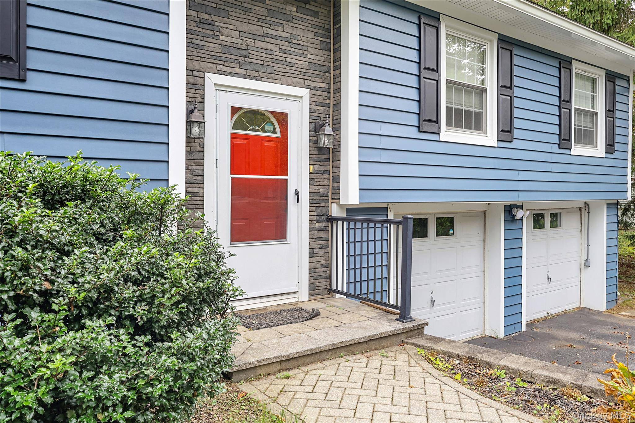 545 N Quaker LN, Hyde Park, NY 12538