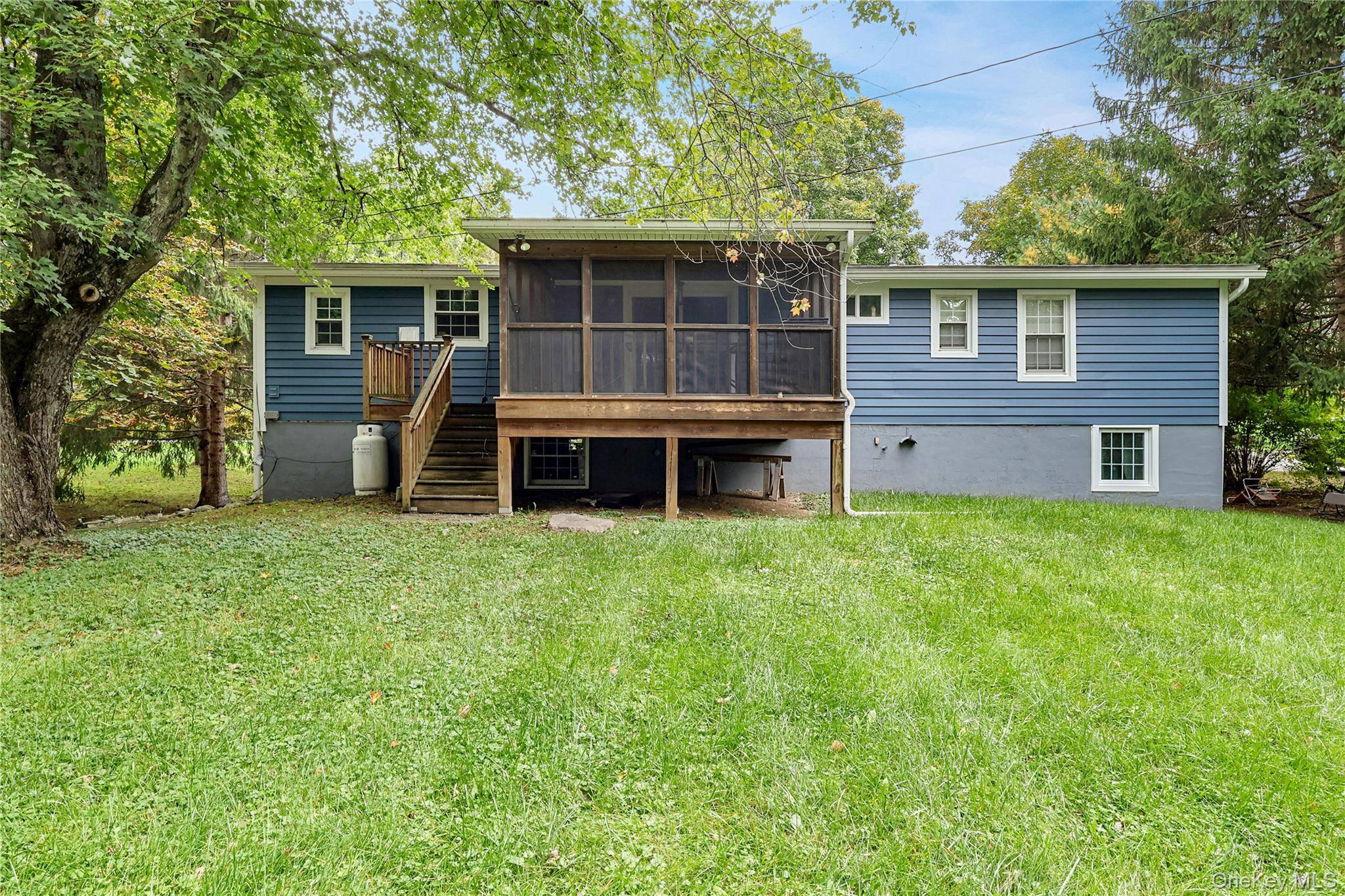 545 N Quaker LN, Hyde Park, NY 12538