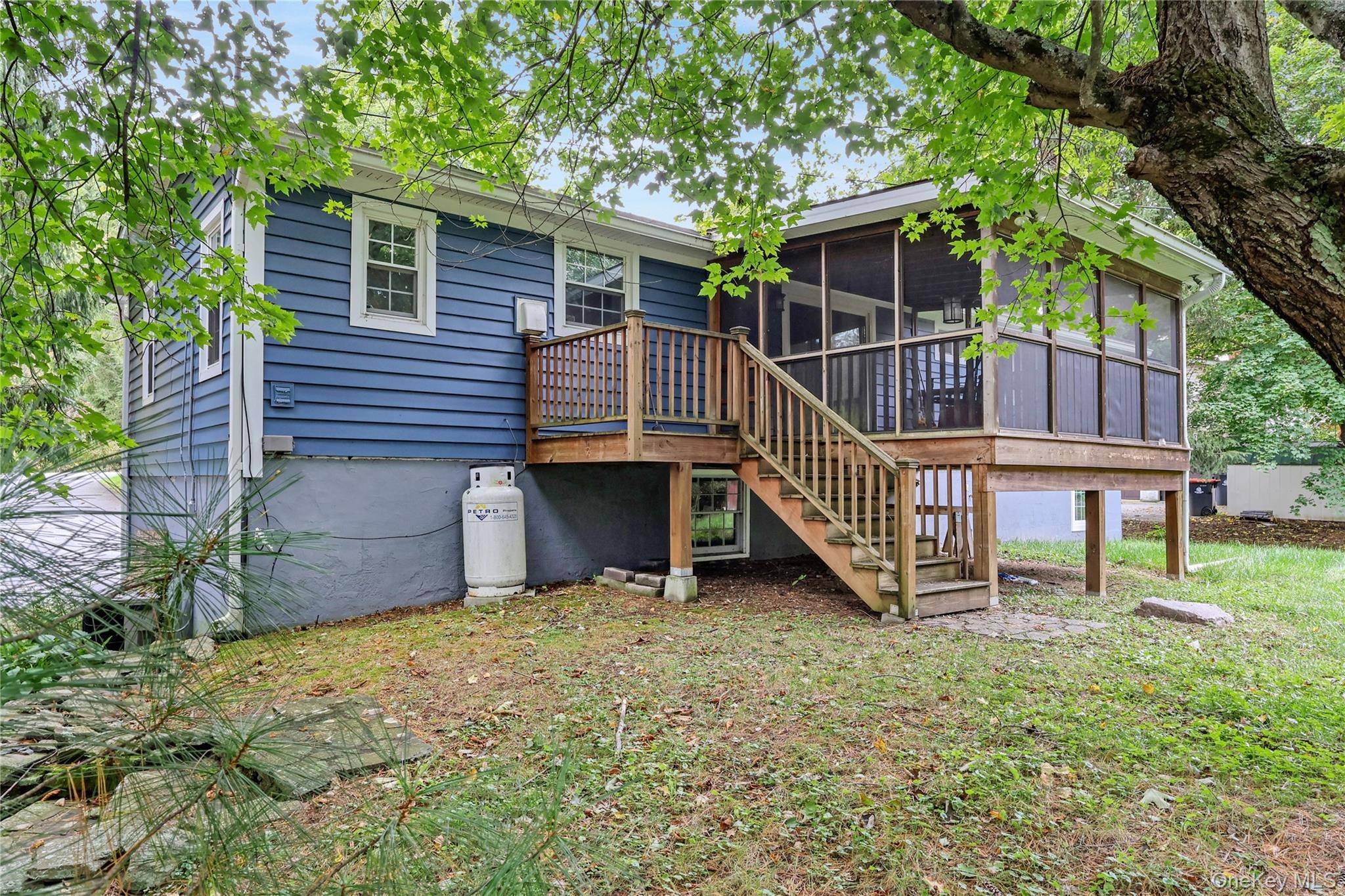 545 N Quaker LN, Hyde Park, NY 12538