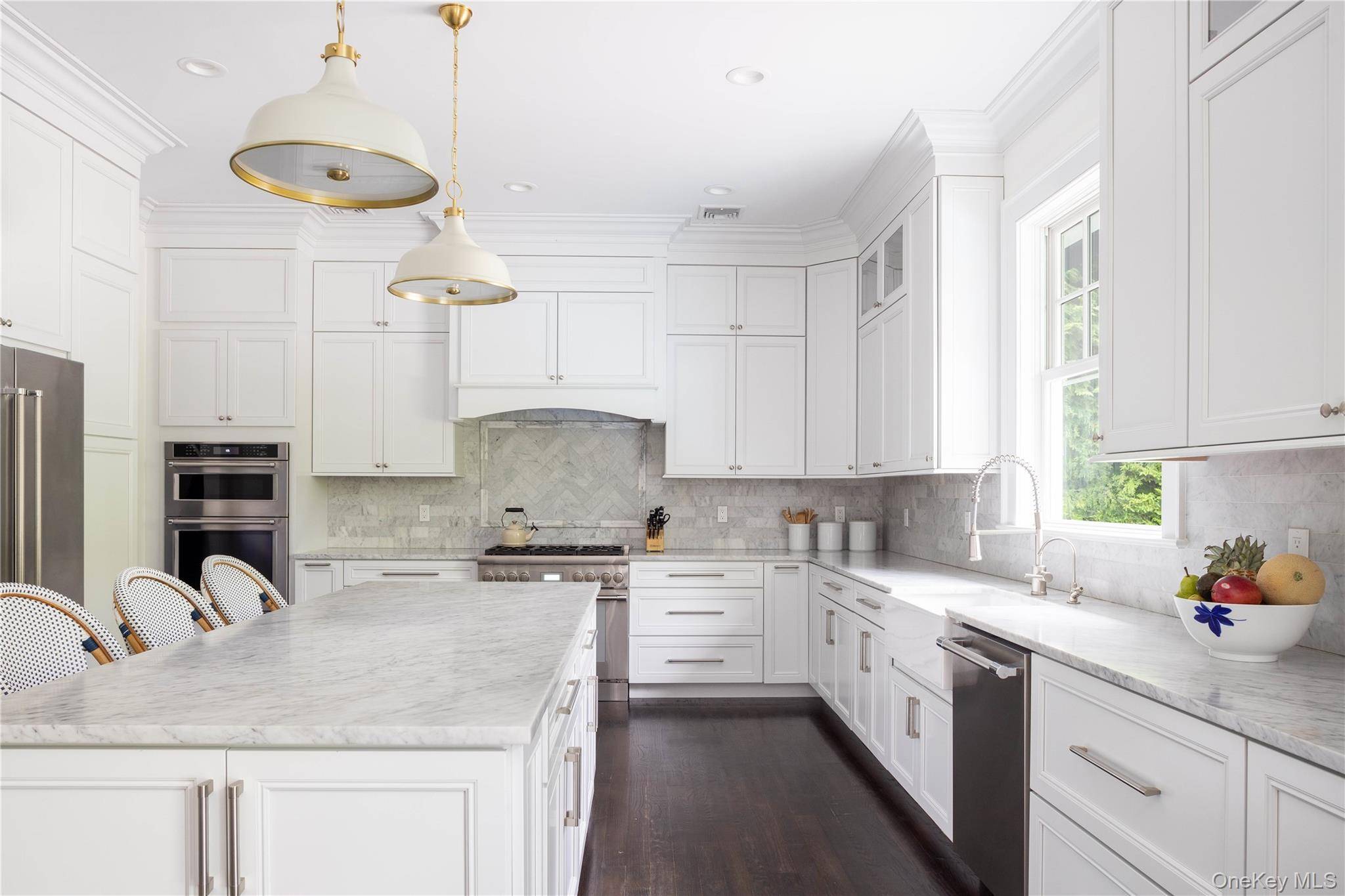 2 Wood LN, Locust Valley, NY 11560