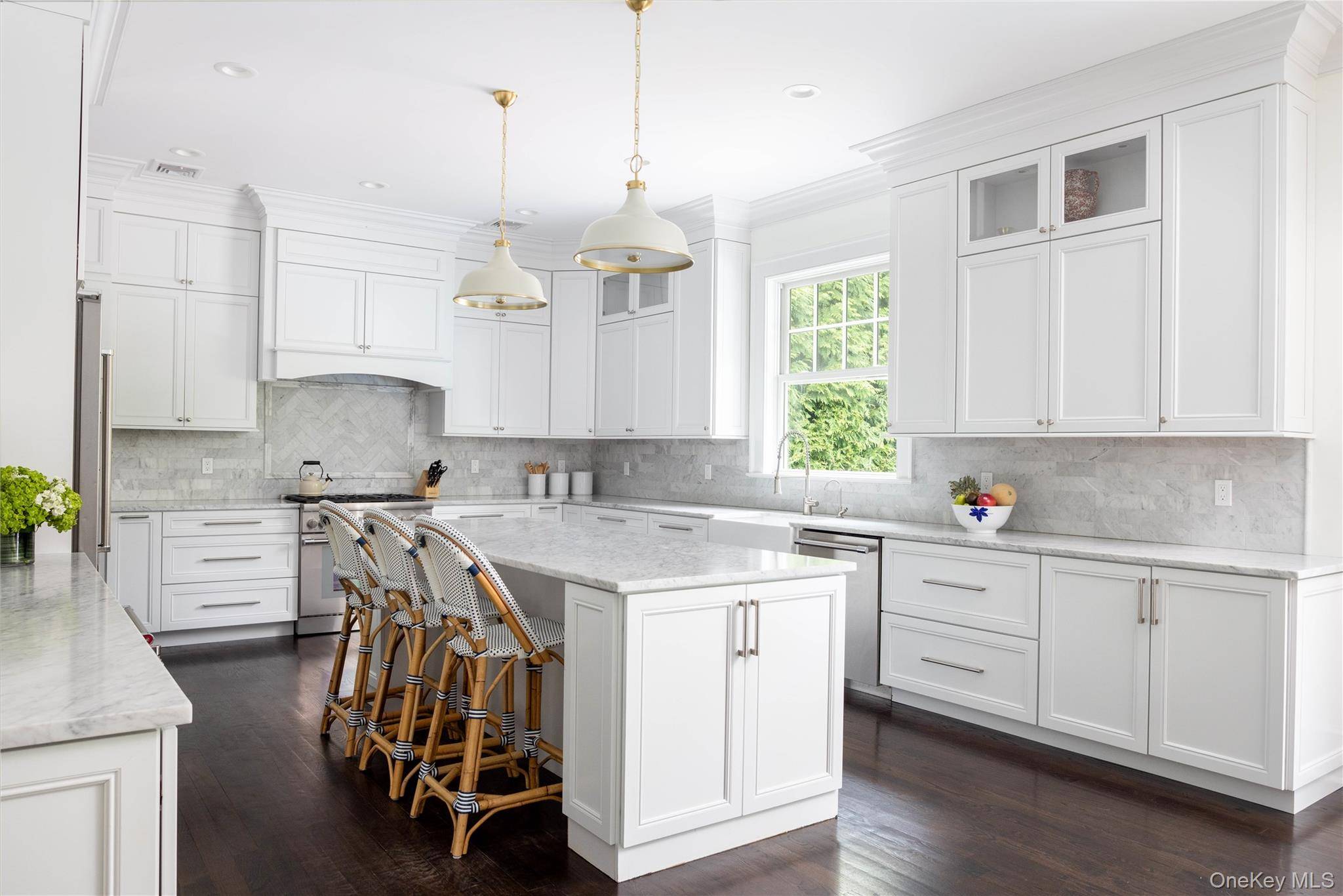 2 Wood LN, Locust Valley, NY 11560