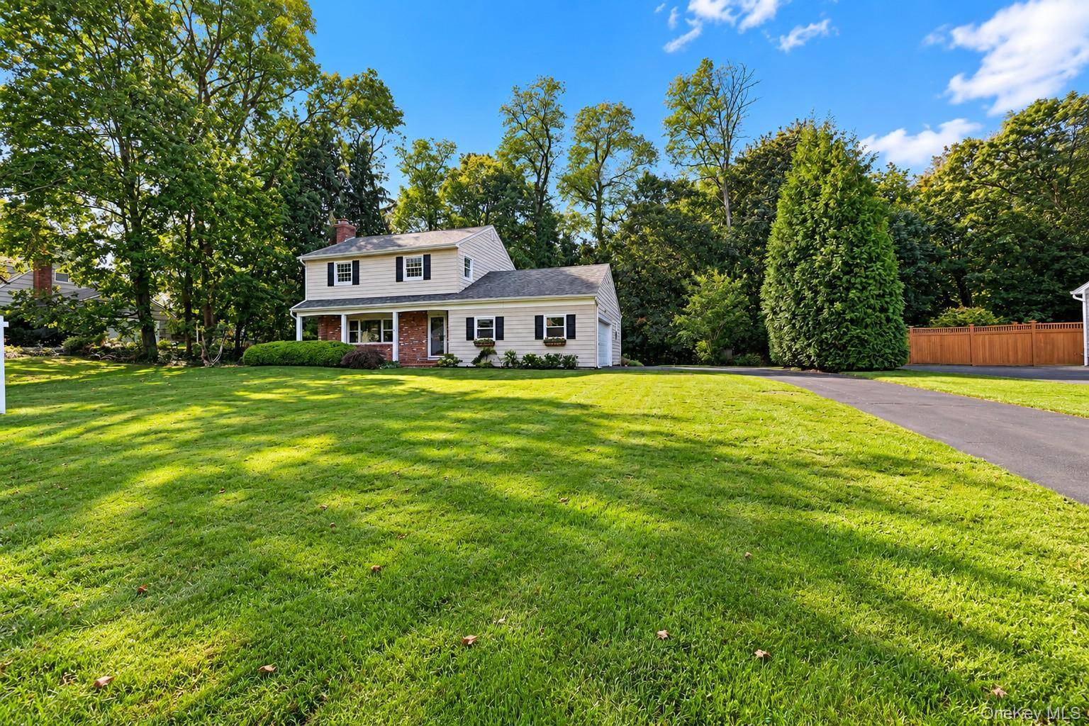 2 Salem DR, Stony Brook, NY 11790