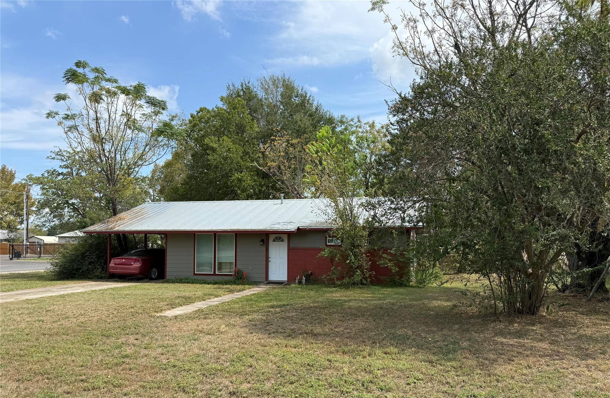 301 Lynch ST, Smithville, TX 78957