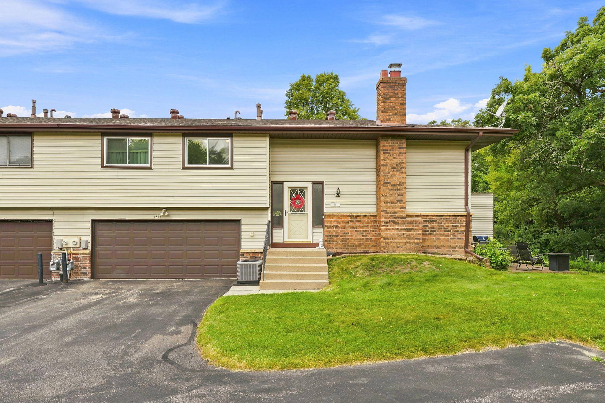 1711 Hickory Hill Dr, Eagan, MN 55122
