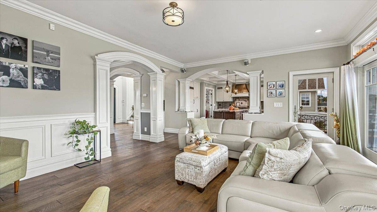 141 Sequams LN, West Islip, NY 11795