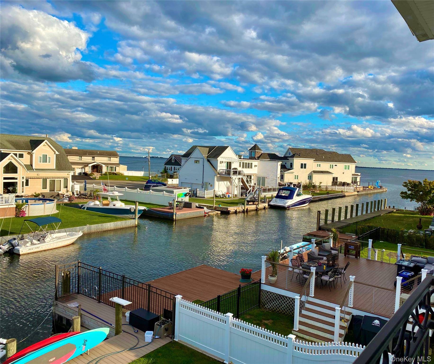 141 Sequams LN, West Islip, NY 11795