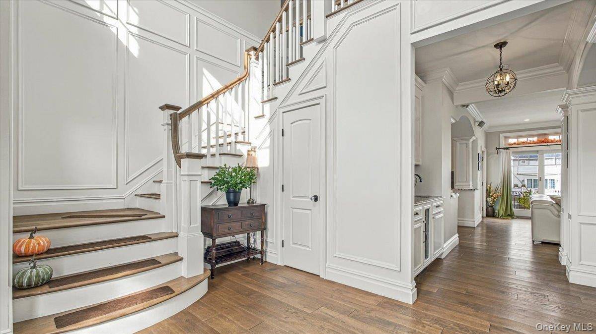 141 Sequams LN, West Islip, NY 11795