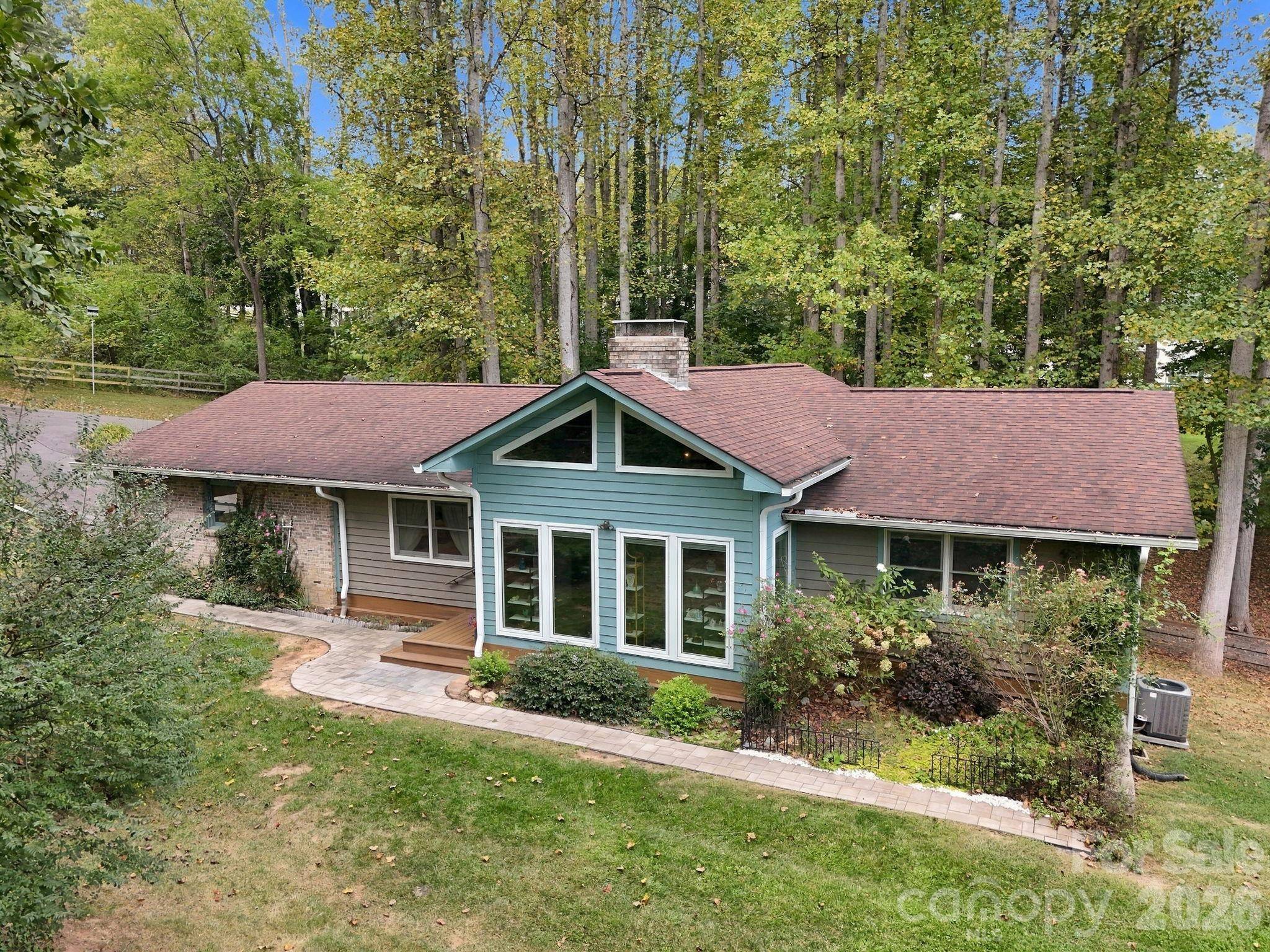 14 Cambridge DR, Candler, NC 28715