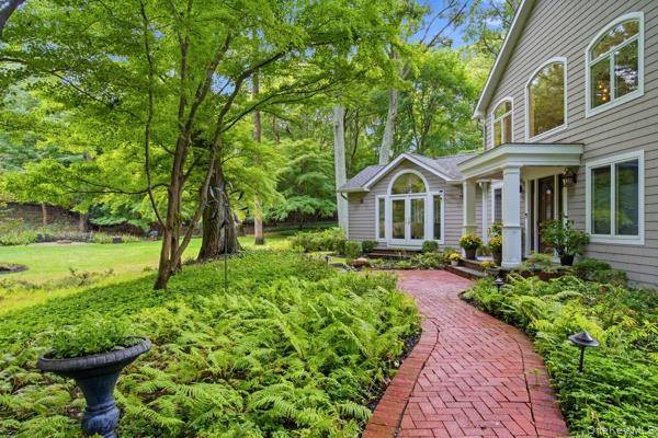 29 Farm RD, Head Of The Harbor, NY 11780