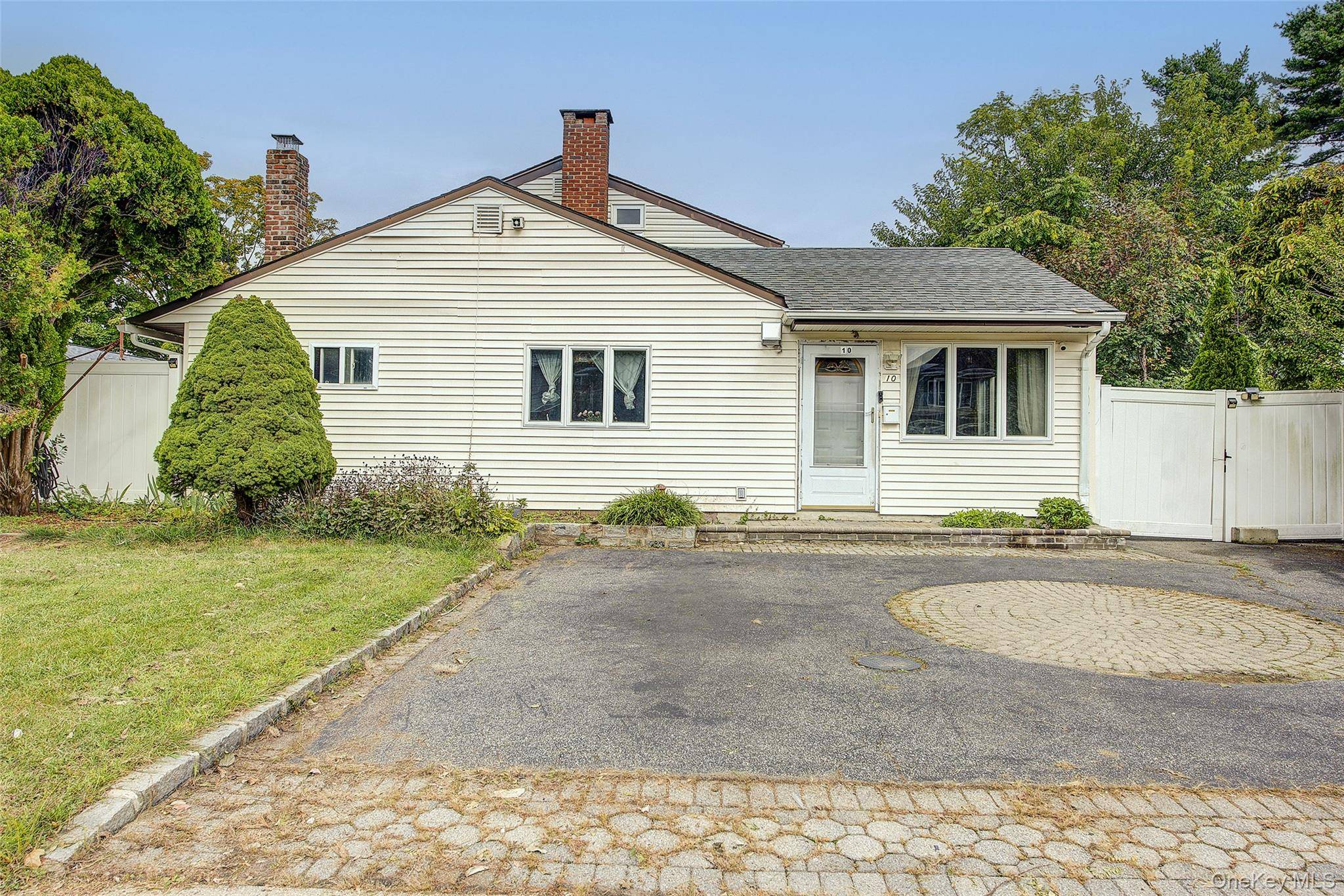 10 Belmont CIR, Syosset, NY 11791
