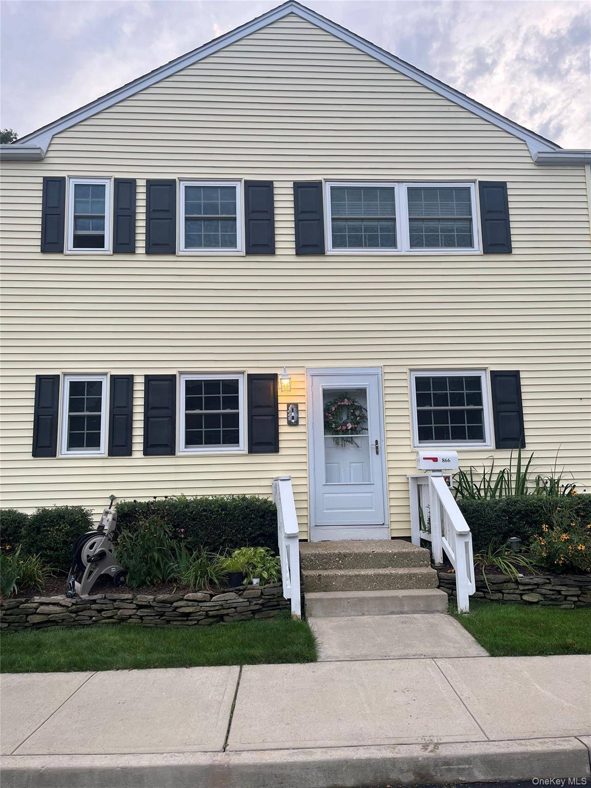 866 Village DR #866, Hauppauge, NY 11788