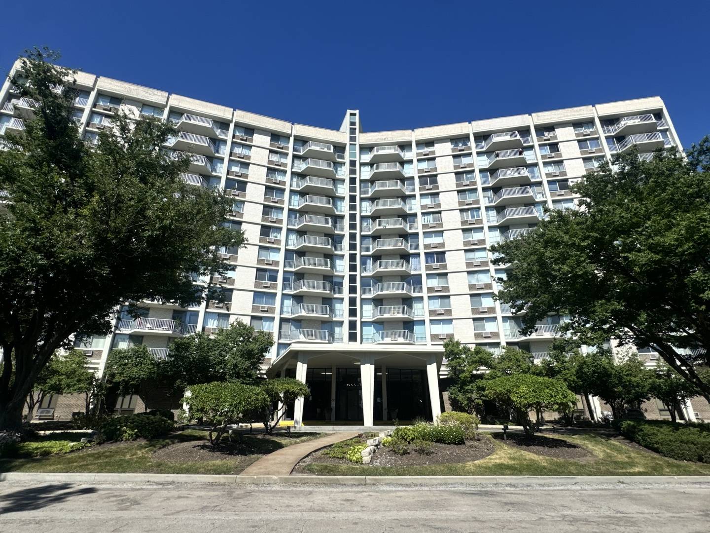 20 N Tower RD #10M, Oak Brook, IL 60523