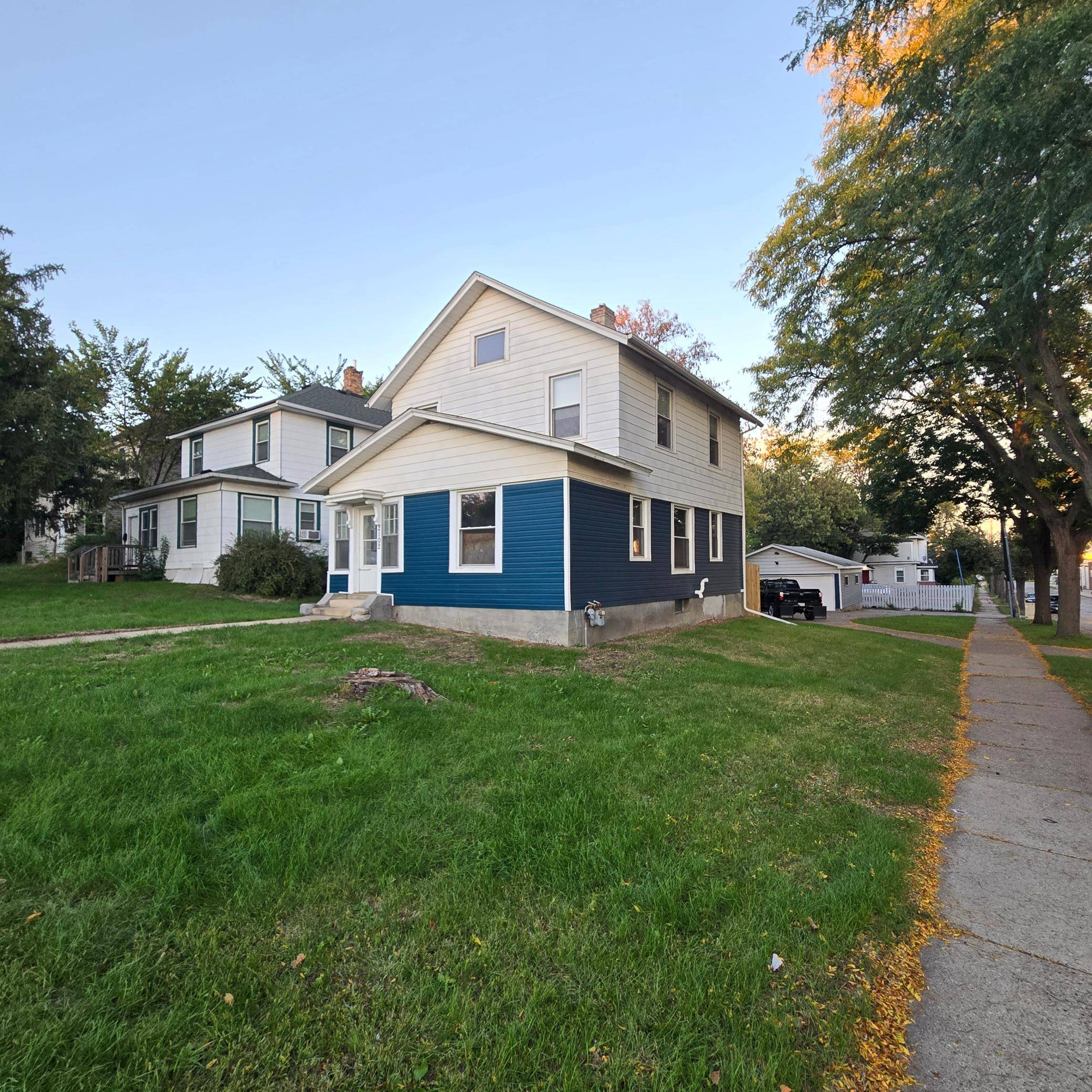 2102 Lyndale AVE N, Minneapolis, MN 55411