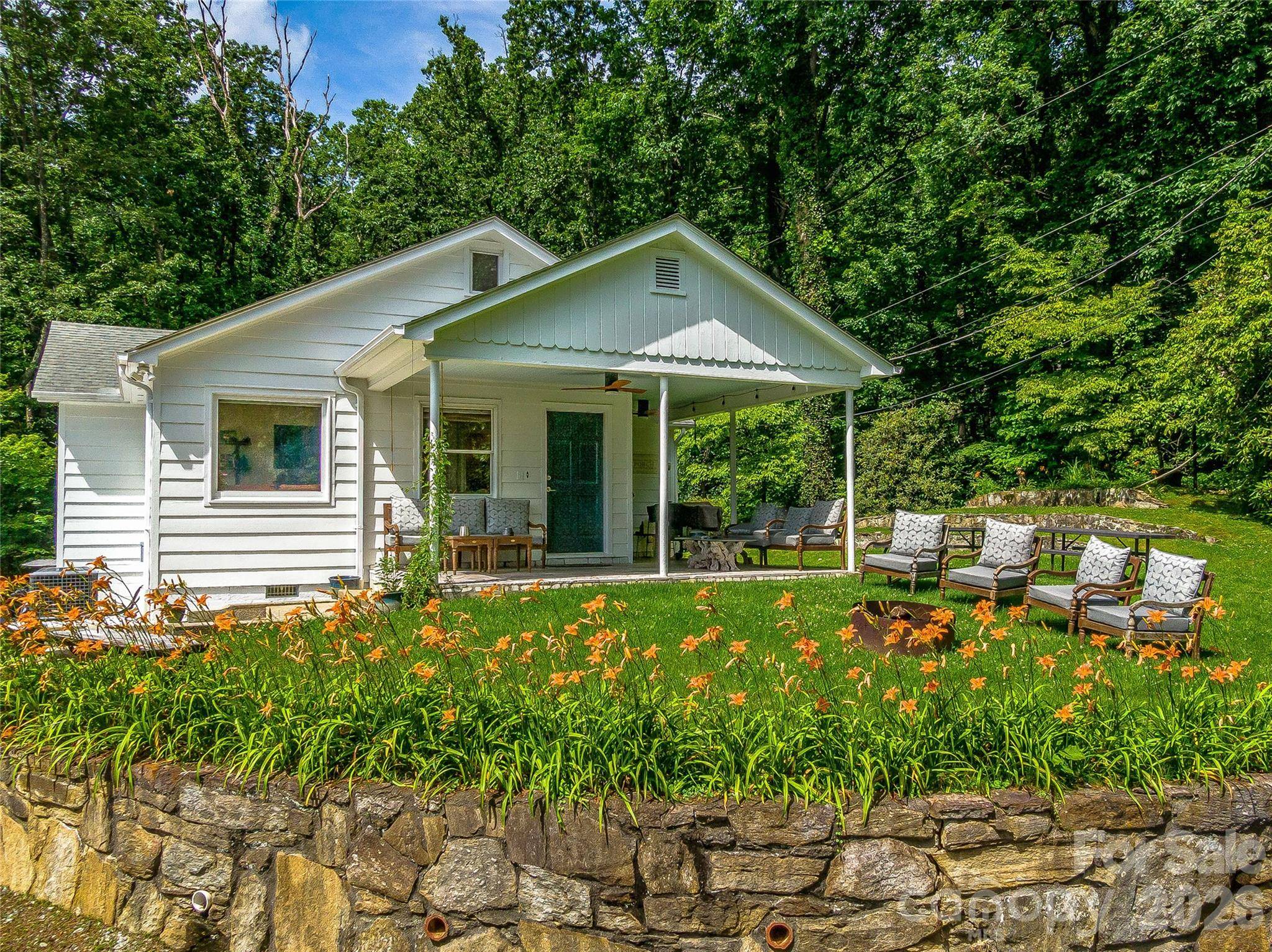 170 Twin Springs RD, Hendersonville, NC 28792