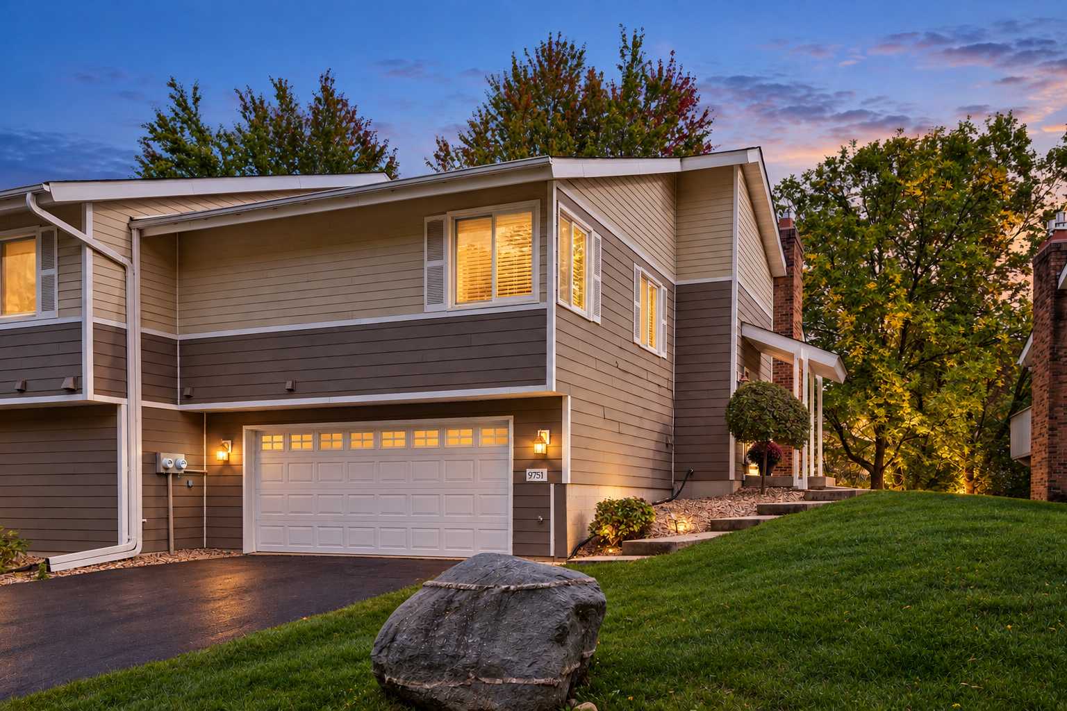 9751 Brighton LN, Eden Prairie, MN 55347