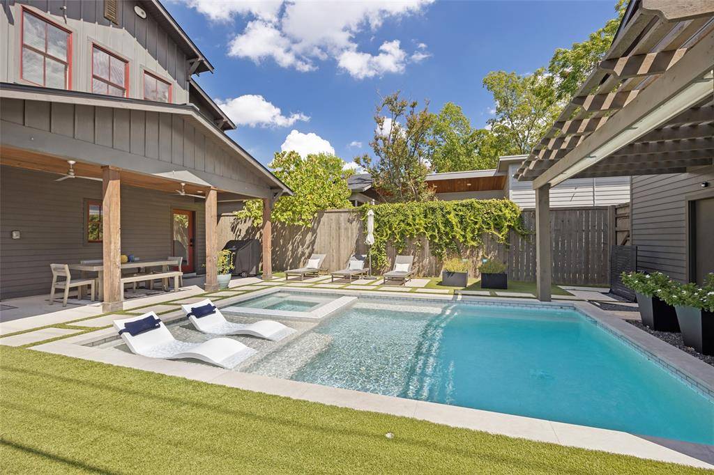 8600 Forest Hills Boulevard, Dallas, TX 75218