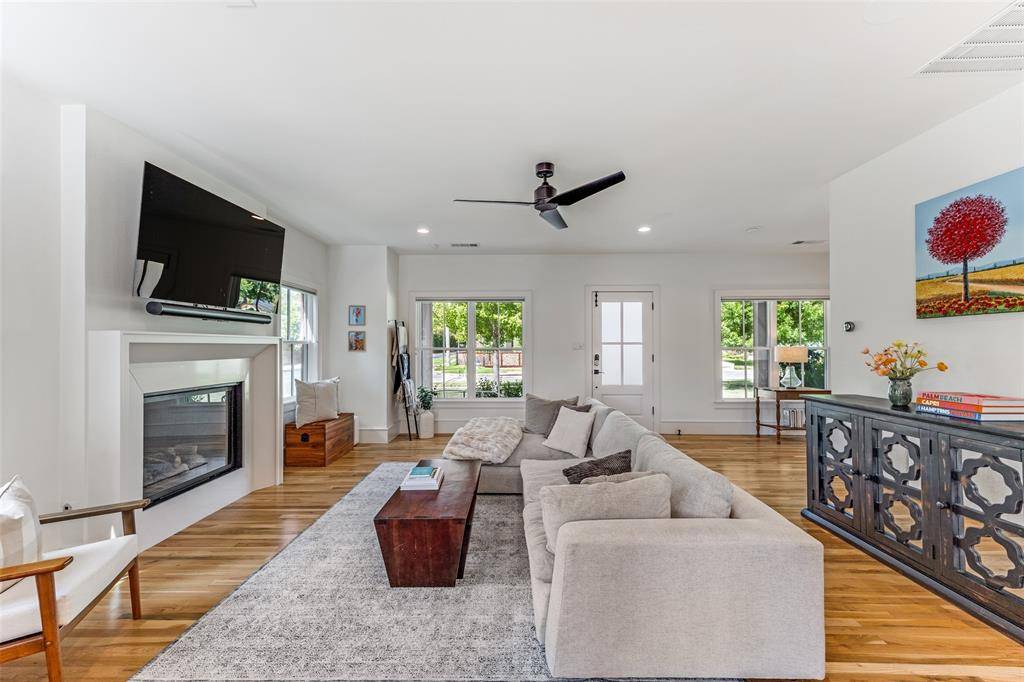 8600 Forest Hills Boulevard, Dallas, TX 75218