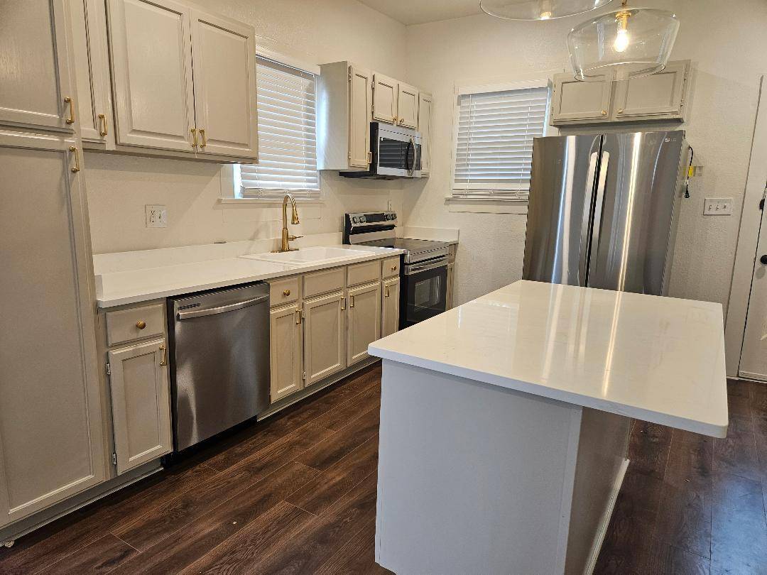 304 W Metcalfe ST, Hutto, TX 78634