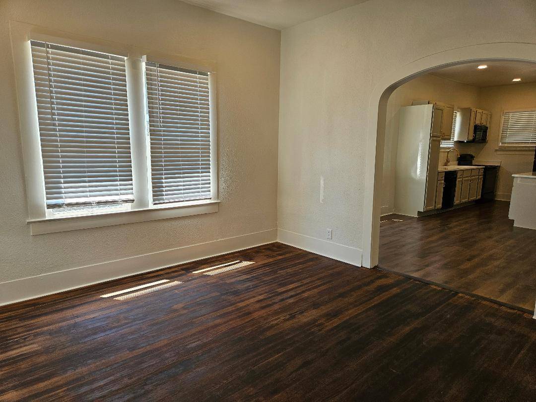304 W Metcalfe ST, Hutto, TX 78634