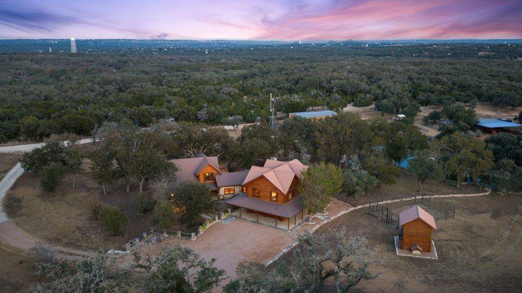 700 Ledgerock RD, Wimberley, TX 78676