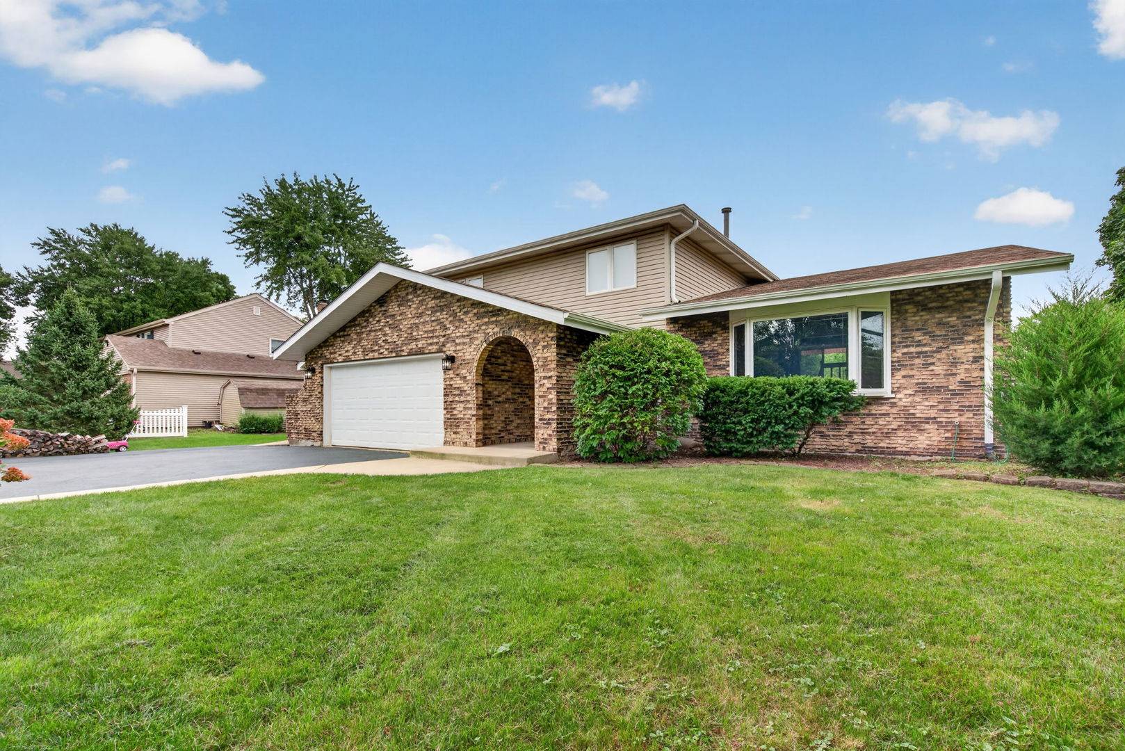 29W055 Schillinger DR, Naperville, IL 60564