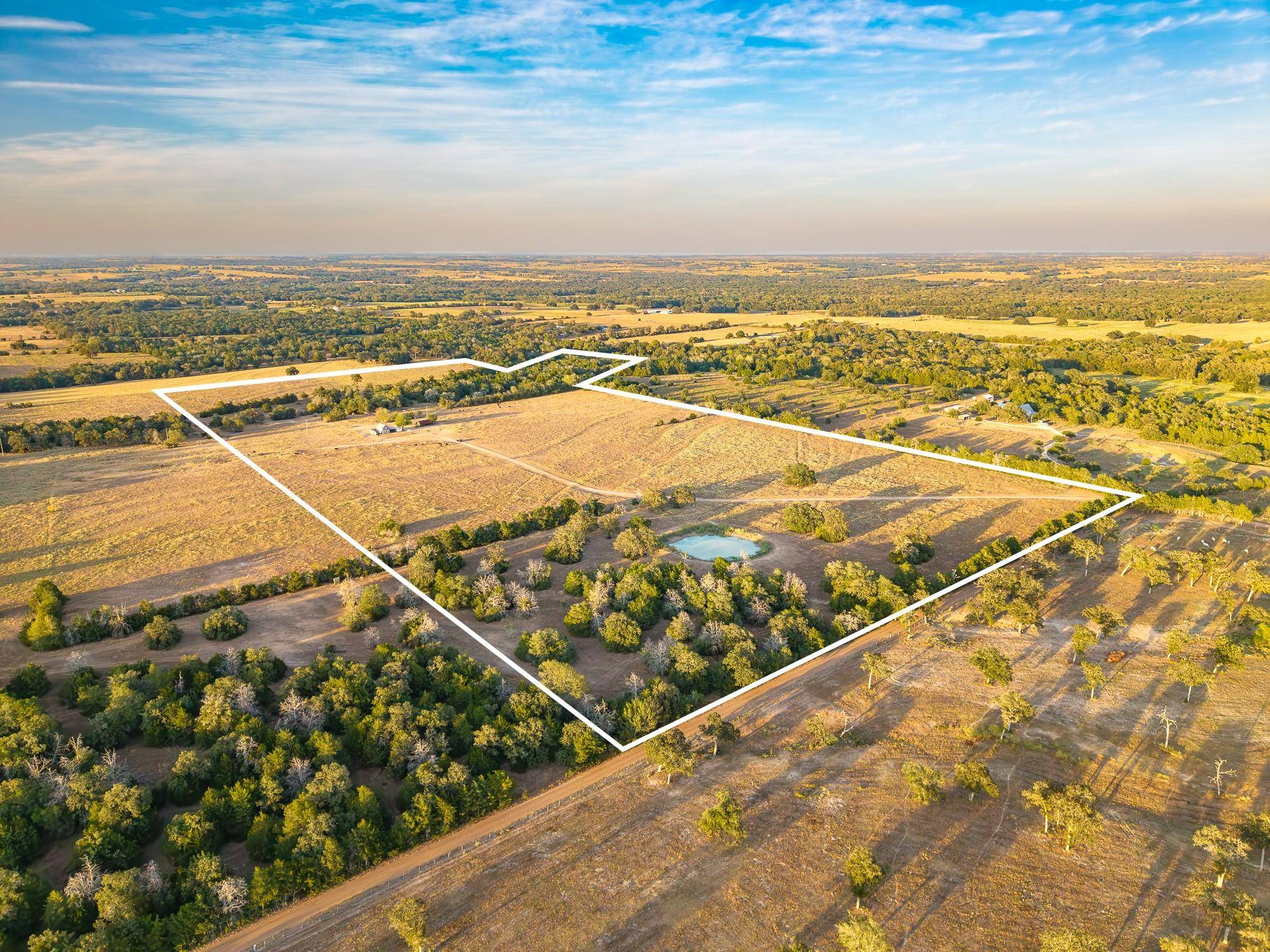 5325 E Blaschke RD, Schulenburg, TX 78956