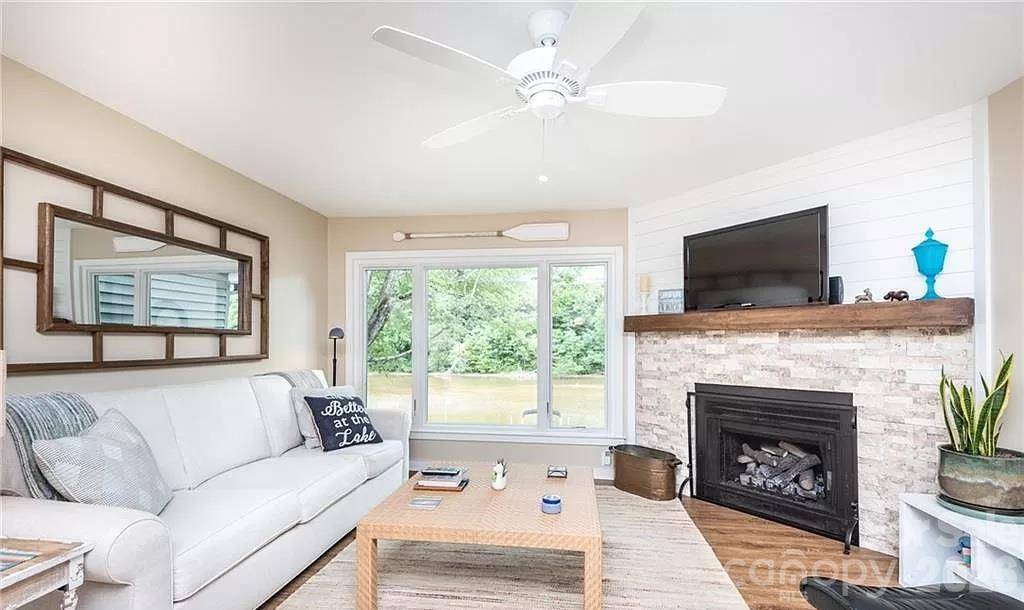 2200 6th ST NW #4, Hickory, NC 28601