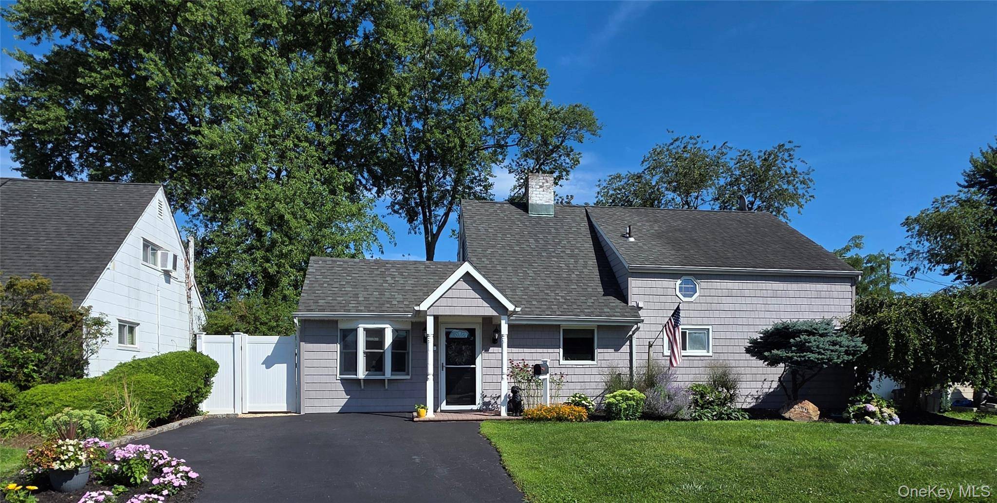 140 Springtime LN, Levittown, NY 11756