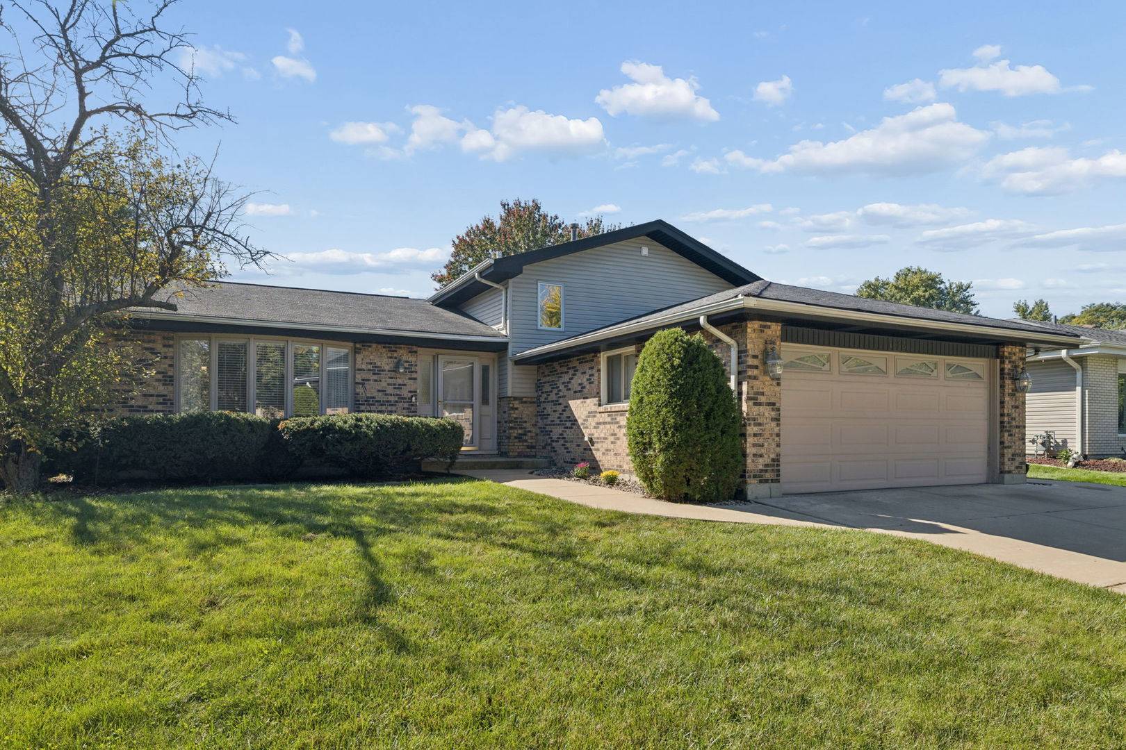1613 Alamance PL, Downers Grove, IL 60516