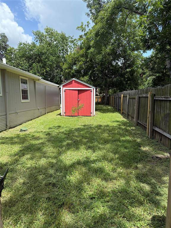 721 S Laurel Ave, Luling, TX 78648