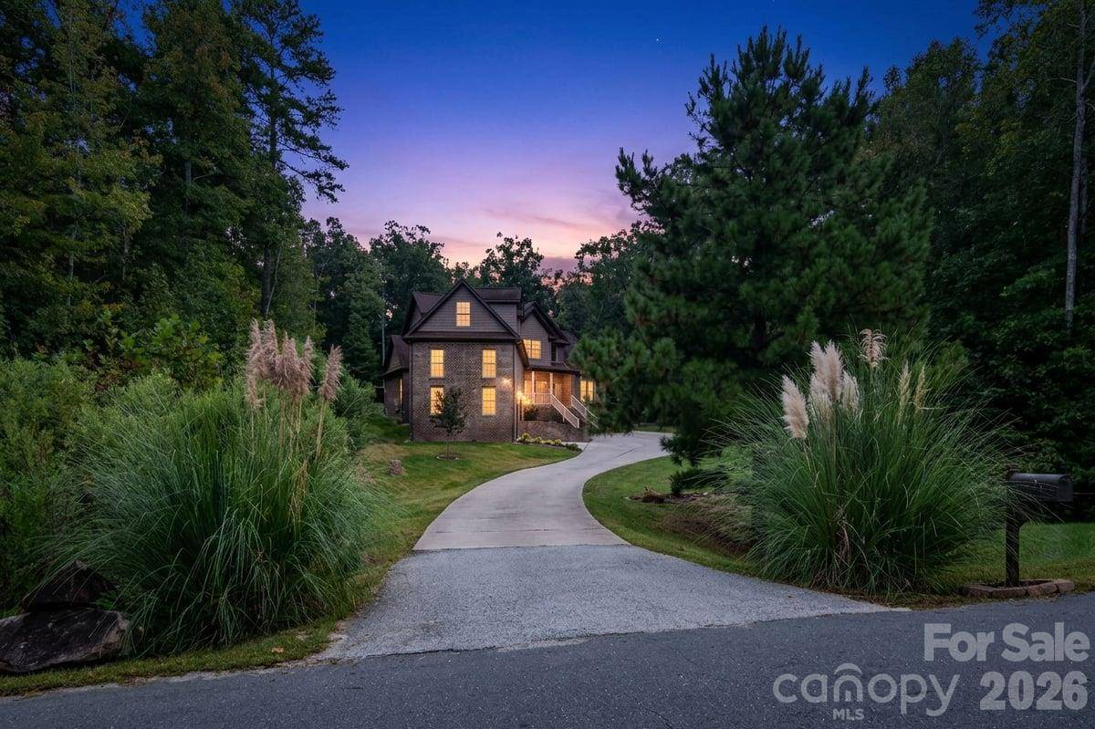 330 Woodland Glen RD, Clover, SC 29710