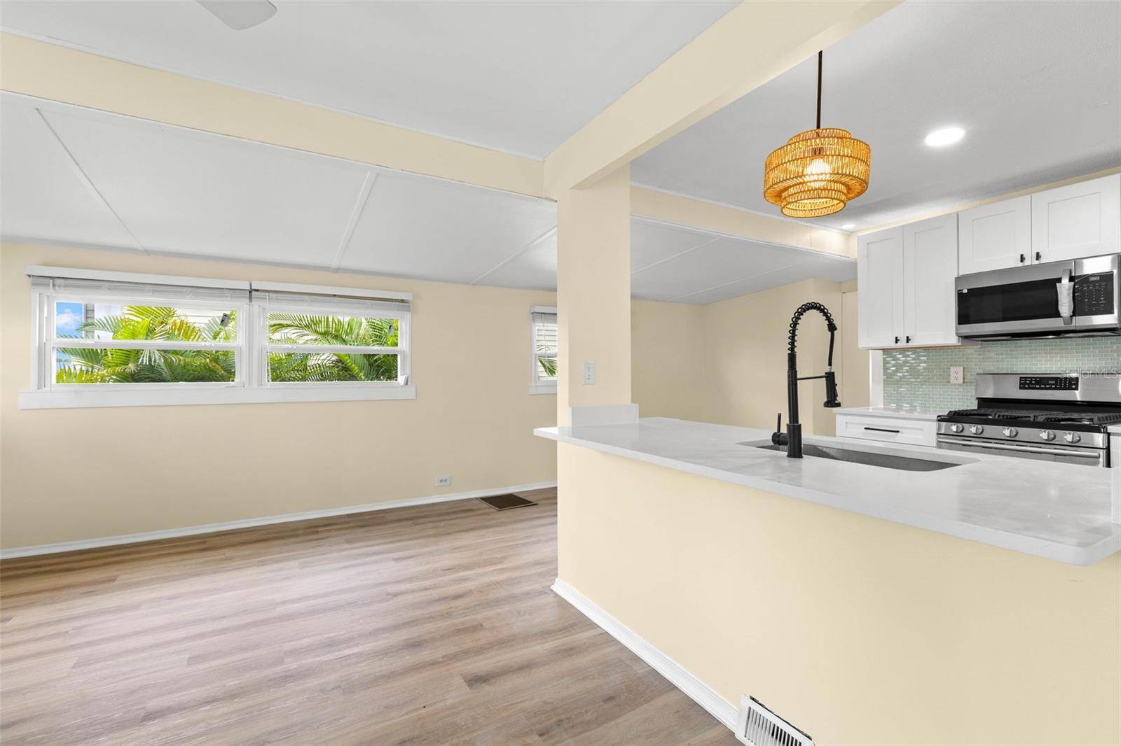 6830 AMERICANA DR NE #127, St Petersburg, FL 33702