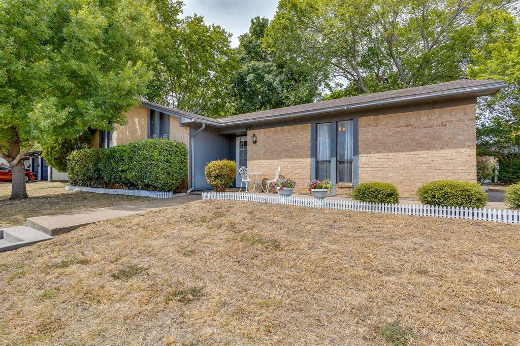 435 SE Gardens Boulevard, Burleson, TX 76028