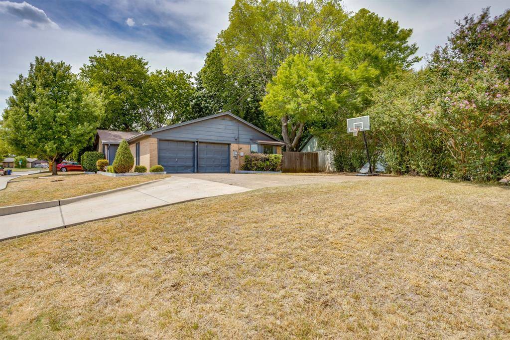 435 SE Gardens Boulevard, Burleson, TX 76028