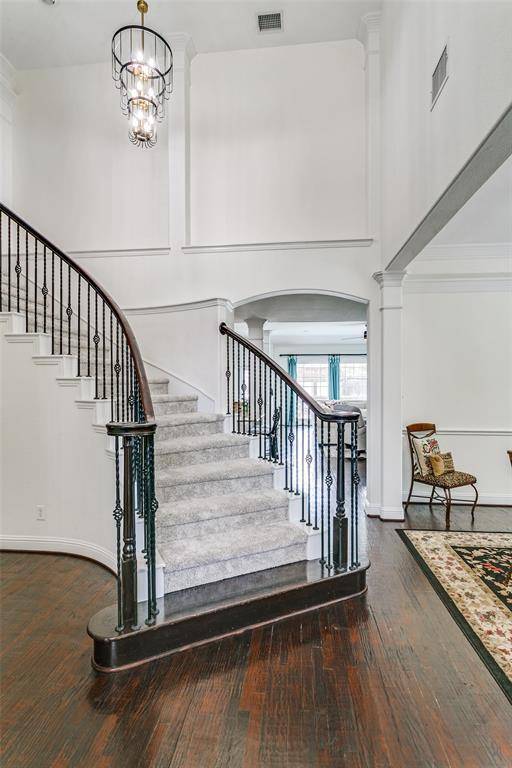 400 S Hampton Court, Lewisville, TX 75056