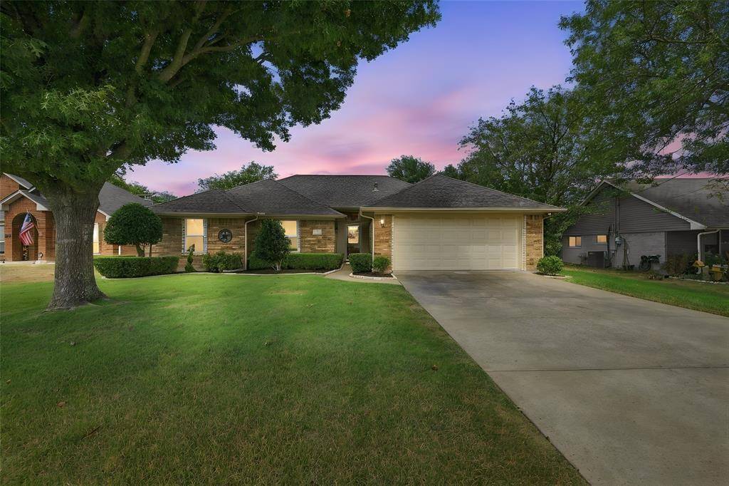120 Country Drive, Waxahachie, TX 75165