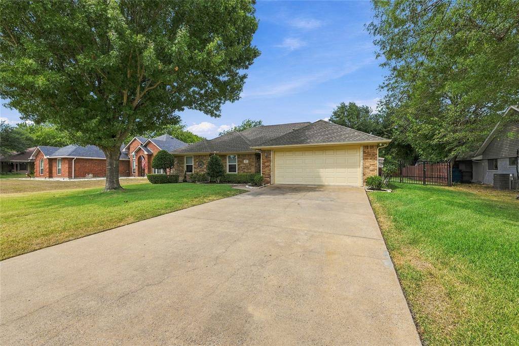 120 Country Drive, Waxahachie, TX 75165